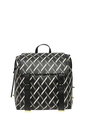 Zaino nero con motivo a strisce bianche diagonali, patta frontale, doppie fibbie nere e manico superiore per il trasporto.