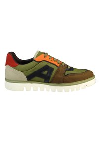 Sneaker z mieszanką oliwkowej zieleni, pomarańczowego i brązowego skóry z białą, teksturowaną podeszwą. Zauważalne czarne akcenty i wyściółka na języku.