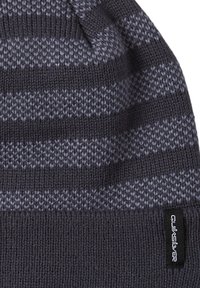 Grijze gebreide beanie met horizontale donkere en lichte grijze strepen, geribbelde textuur en een klein zwart Quiksilver logo label aan de zijkant.