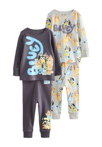 Deux ensembles de pyjamas enfants à manches longues avec les personnages du dessin animé Bluey, l’un en gris foncé avec un grand motif, l’autre en gris clair avec un imprimé intégral de personnages.