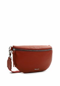 Piccola borsa a tracolla rossa in pelle con finitura testurizzata, chiusura con zip superiore e tracolla removibile. Include accessori in metallo argentato.