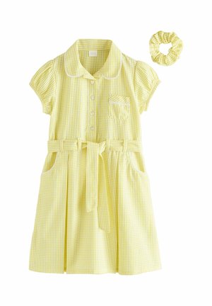 Robe courte à manches courtes en vichy jaune avec boutons en forme de cœur, poches avant, ceinture à la taille et accessoire cheveux scrunchie assorti.