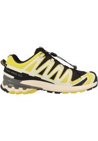 Zapato de correr con una parte superior de malla amarilla y negra, superposiciones sintéticas de contraste y una suela gruesa y resistente. Incluye un sistema de lazado rápido.