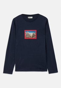 Granatowa koszulka z długim rękawem z prostokątnym nadrukiem gór w czerwonej ramce. Posiada okrągły dekolt i detal z logo.