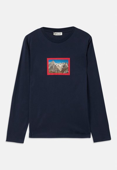 Marineblaues Langarm-T-Shirt mit einem rechteckigen Grafikdesign von Bergen, umgeben von einem roten Rahmen. Mit Rundhalsausschnitt und Logodetail.