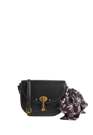 Schwarze Leder-Umhängetasche mit goldfarbenem Verschluss, verstellbarem Riemen und befestigtem schwarzen Seidenschal mit Blumenmuster vor weißem Hintergrund.
