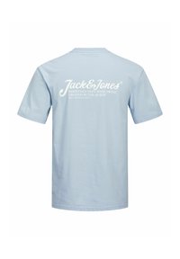 Camiseta de algodón azul claro con mangas cortas. Presenta texto blanco en la espalda: "Jack & Jones Essentials Dept. Worldwide," con un logotipo y la fecha.