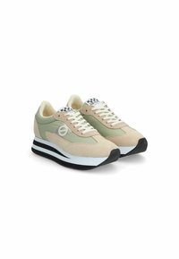 Sneakers verde chiaro e beige con materiali in camoscio e rete, lacci bianchi, suola testurizzata e dettagli neri nella parte inferiore.