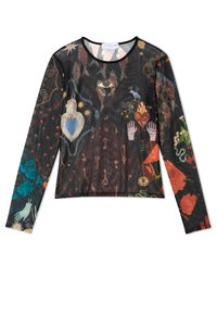 Μακρυμάνικο τοπ από διάφανο δίχτυ με πολύχρωμα μυστηριώδη σχέδια, περιλαμβάνοντας μάτια, καρδιές και κλειδιά σε μαύρο φόντο. Στρογγυλή λαιμόκοψη.