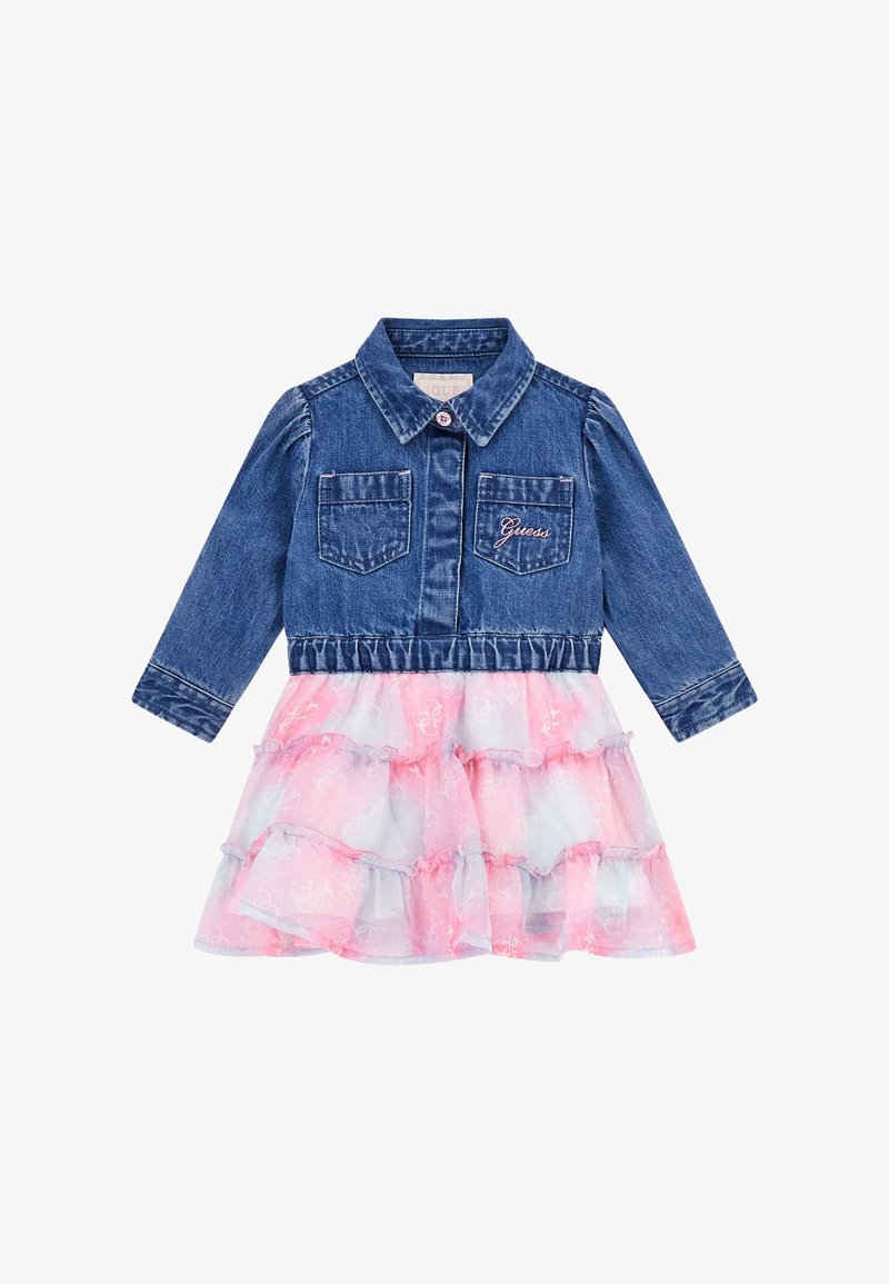 Robe en denim avec des manches longues; haut bleu avec deux poches avant, superposition de jupe en tulle rose à volants, et logo sur la poitrine.
