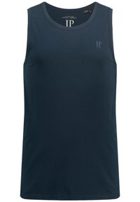 Námořnická modrá bezrukávová tílko vyrobené z hladké látky, s kulatým výstřihem a malým logem na horní levé straně.