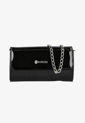 Zwarte gepatenteerde neplederen clutch met een zilveren kettingstrap, voorzien van een flap sluiting en logo detail aan de voorkant. Rechthoekige vorm.