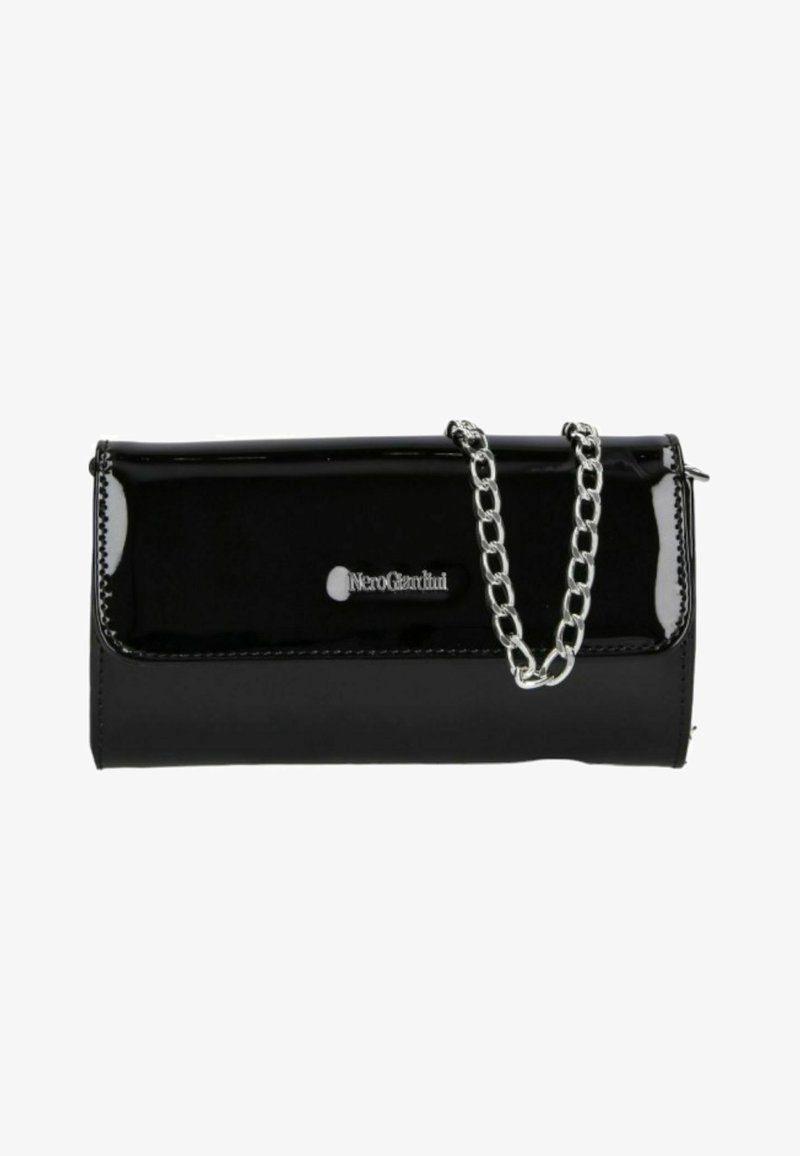 Clutch de charol negro con una cadena plateada, que presenta un cierre de solapa y un detalle de logo en la parte frontal. Forma rectangular.