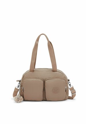 Beige schoudertas met twee voorvakken met rits, brede handvatten, verstelbare band en pluchen aap sleutelhanger aan de zijkant bevestigd.