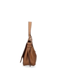 Sac à épaule en cuir marron avec une finition texturée, présentant une seule bandoulière et un design froncé. Bord noir subtil.