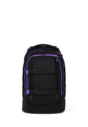 Sac à dos noir avec fermetures éclair et accents violets, plusieurs compartiments, sangles frontales et une poignée rembourrée sur le dessus, debout à la verticale.