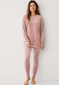Velvet loungewear set in zacht roze, met een langwaardig top met een ronde hals en leggings met een gladde, nauwsluitende pasvorm.