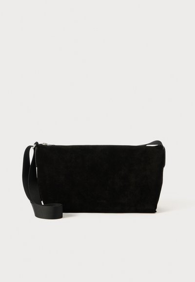 Pochette en daim noir avec une texture lisse, forme rectangulaire et une sangle en tissu réglable. Dispose d'une fermeture éclair sur le dessus.