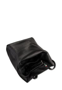 Sac à dos en cuir noir avec une finition texturée, de forme rectangulaire, ouverture supérieure et compartiment intérieur zippé. Il présente un petit accent de drapeau coloré.