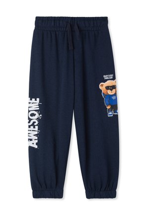Pantaloni blu navy con vita e polsini elasticizzati, testo "AWESOME" bianco sulla gamba sinistra e orsetto con occhiali da sole e felpa sulla gamba destra.