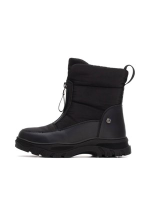 Bota de invierno aislada negra con parte superior de nylon acolchada, suela de goma y cremallera lateral para facilitar su uso. Cuenta con una pestaña en la parte trasera.