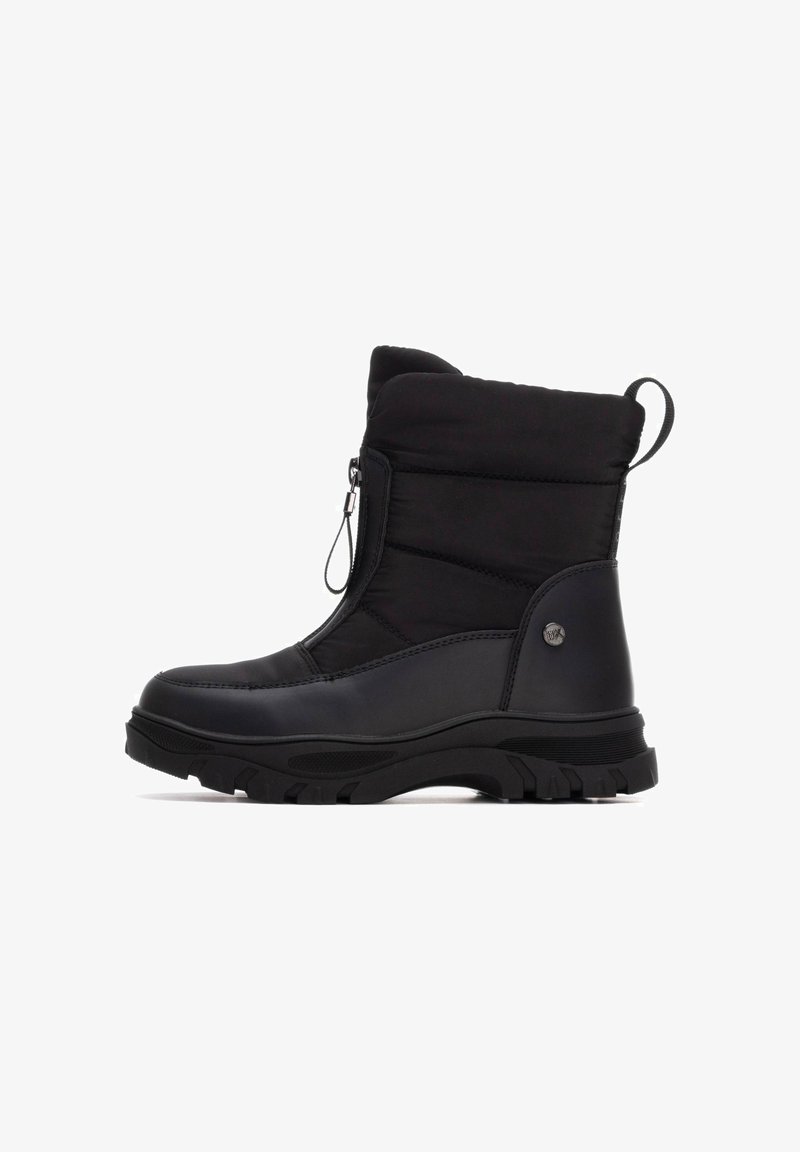 Bota de invierno aislada negra con parte superior de nylon acolchada, suela de goma y cremallera lateral para facilitar su uso. Cuenta con una pestaña en la parte trasera.