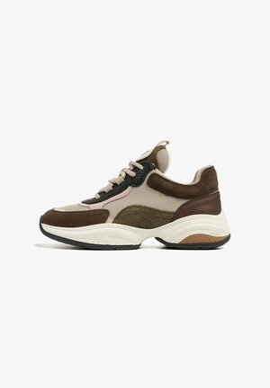 Sport sneakers met een mix van lichtbeige gaas en donkerbruin suede, met accenten van roze en zwart, textuurpatronen en een dikke zool.