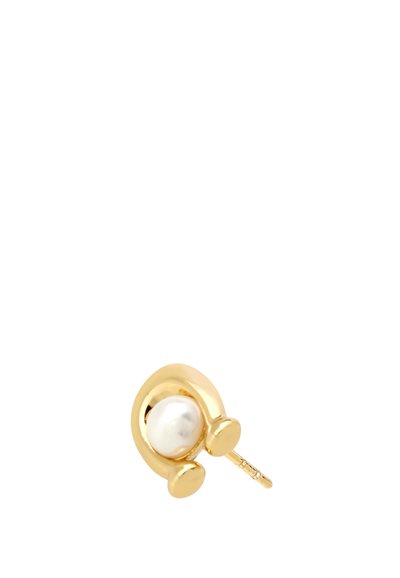 Boucle d'oreille en or avec une perle blanche centrale, design sculptural avec des courbes lisses et des accents arrondis, finition polie.