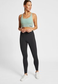 Hummel SEAMLESS - Sport-BH med lätt stöd - chinois geen silt green mel