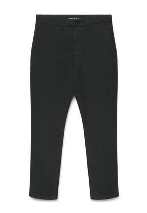 Pantaloni neri slim fit con chiusura a bottone e zip, passanti per cintura e tasche laterali, mostrati su sfondo bianco.