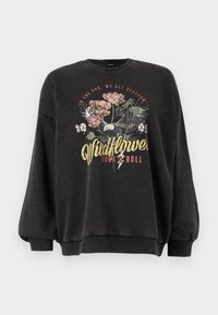 Sudadera negra de manga larga con un diseño de flores y aves. El texto incluye "Wildflower" y "Rock & Roll" en varios colores.