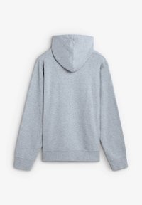 Sudadera con capucha gris de color sólido, con capucha redondeada, mangas largas y puños y dobladillo acanalados. Textura suave, sin patrones visibles.