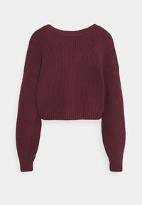 Bordowy dzianinowy krótki sweter z okrągłym dekoltem, prążkowanymi mankietami i teksturowanym materiałem. Charakteryzuje się luźnym krojem i opadającymi szwami ramion.