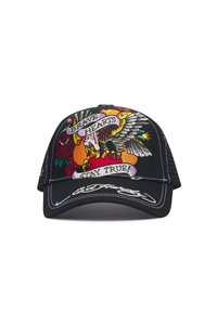 Schwarze Kappe mit gesticktem Adler, Rosen und Schriftrollen. Beinhaltet die Texte "Brave Hearts" und "Stay True". Kontrastierende Nähte und ein gebogener Schirm.