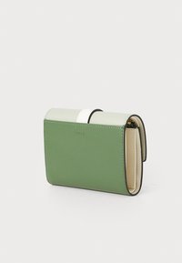 Portofel din piele verde cu o textură netedă, având un capac verde deschis, accente negre și un interior crem. Design compact, rectangular.
