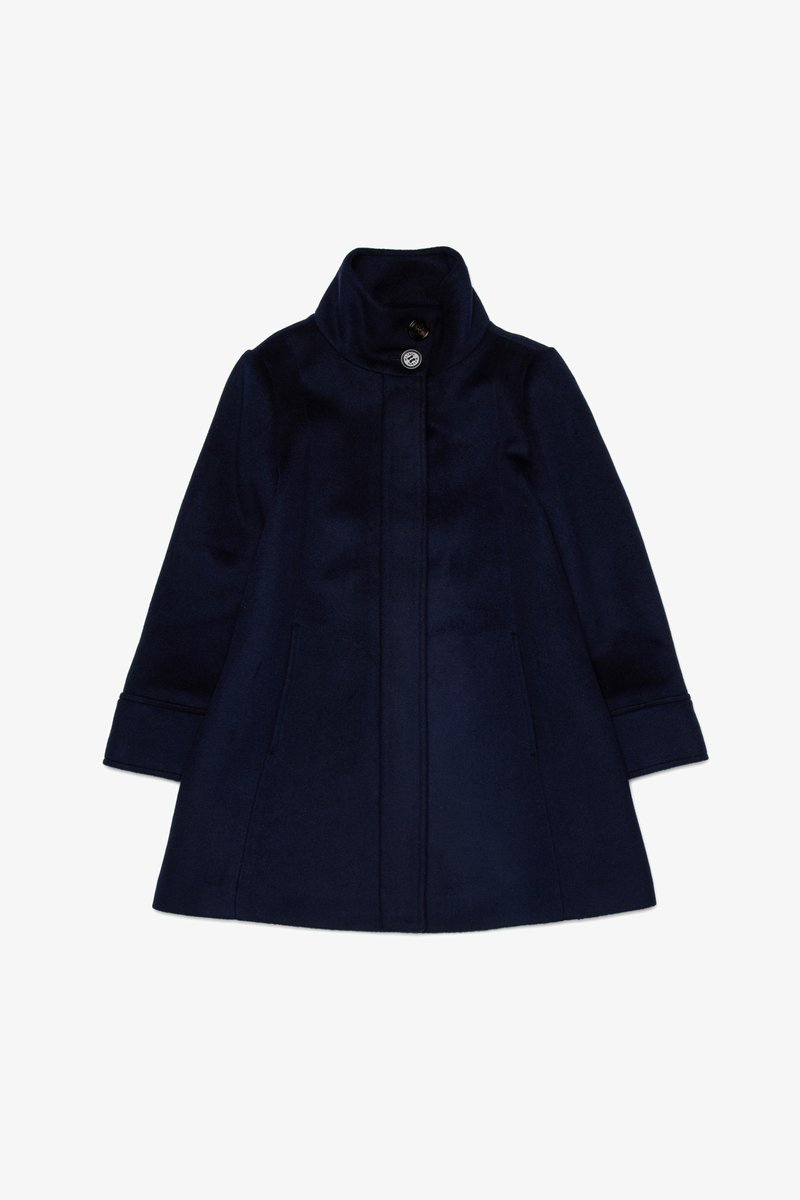 Cappotto in lana blu navy con colletto alto, dettagli con cuciture verticali e due tasche laterali; presenta una chiusura a bottone singolo.