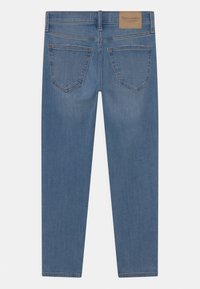 Modré džínové kalhoty s úzkým střihem, vybavené dvěma zadními kapsami a koženou značkovou nášivkou na pásku. Jemná textura, design se středním pasem.