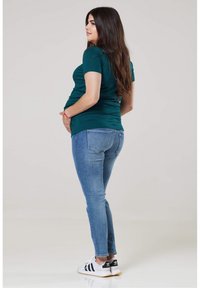 Chelsea Clark LITTLE FEET FUNNY - Trükipildiga T-särk - dark green