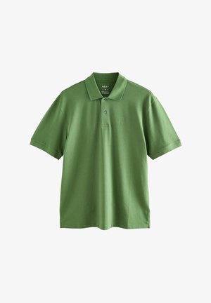 Polo vert en coton. Présente un col classique, une patte à deux boutons et un logo brodé sur la poitrine. Coupe régulière.