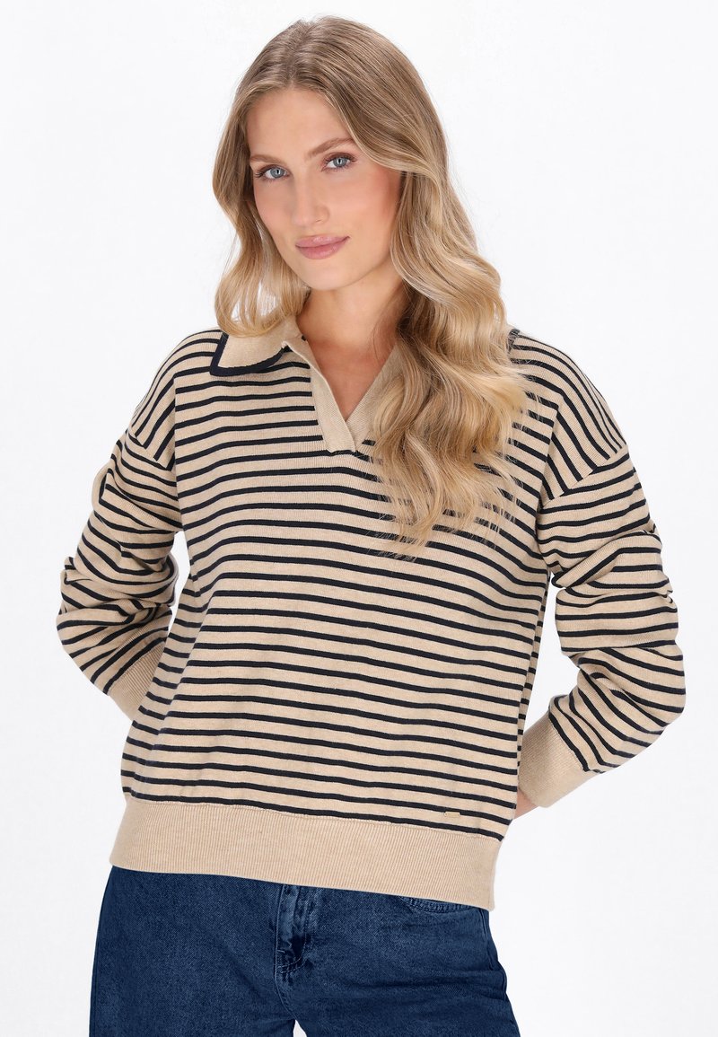 Beżowy sweter w paski z granatowymi poziomymi liniami, z kolorowym kołnierzem i ściągaczami przy mankietach. Wykonany z miękkiego materiału dzianinowego.