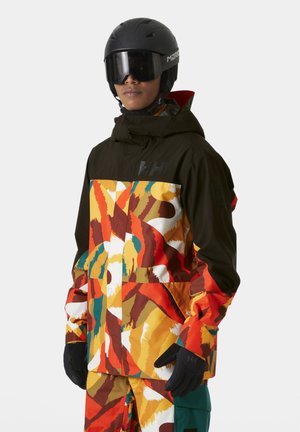 Veste de ski colorée avec des motifs abstraits en orange, jaune, vert et marron. Fabriquée à partir d'un matériau léger, elle possède une capuche et des accents noirs.
