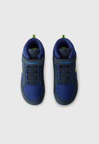 Marineblauwe sneakers met een mix van textuurstof en glad materiaal, voorzien van elastische veters en een klittenbandsluiting voor een veilige pasvorm.