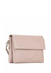 Sac à main en cuir rose clair avec une texture lisse, fermeture à rabat et bandoulière amovible. Logo embossé sur le devant. Design compact.