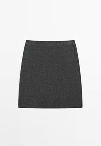 Jupe mini en tricot gris foncé avec ourlet côtelé et poches latérales, posée à plat sur un fond blanc.