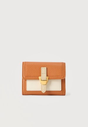 Petit portefeuille en cuir texturé couleur fauve et crème avec une boucle à fermeture dorée au centre avant sur fond blanc.