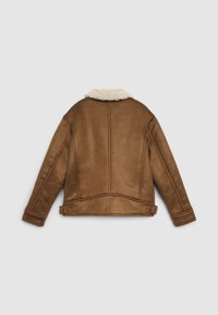 Giacca di pelle marrone con colletto in shearling, silhouette strutturata, fasce laterali per la regolazione e texture liscia. Vista laterale mostrata.