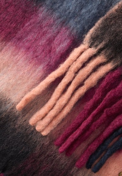 Manta de lã com um gradiente de tons de azul escuro, ameixa e rosa, com fios texturizados proeminentes em rosa claro e bordô profundo.