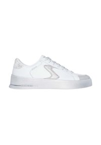 Zapatilla atlética blanca con parte superior de cuero suave, detalles plateados en el talón y el costado, y suela de goma resistente. Cuenta con cierre de cordones.