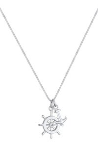 Sudraba kaklarota ar piekariņu, kas veidots kā kuģa stūre ar enkuru, izceļoties ar detalizētu dizainu un gludu tekstūru.