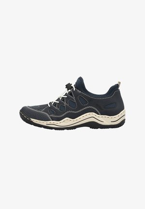 Chaussures de plein air bleu marine avec une protection renforcée au niveau des orteils, des panneaux en maille respirants, des lacets élastiques et une semelle rembourrée avec un design rayé.